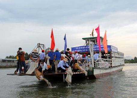 Việc thả cá giống giúp tái tạo nguồn lợi thủy sản, nâng cao nhận thức cho người dân.