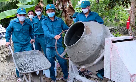 Lực lượng Dân quân tự vệ trong huyện Long Hồ góp ngày công xây cầu.