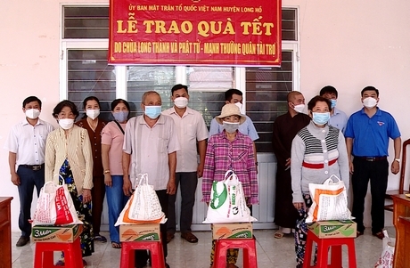 UBMTTQ Việt Nam huyện Long Hồ tặng quà Tết cho hộ nghèo, cận nghèo và khó khăn.
