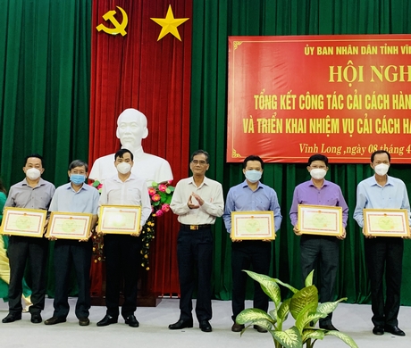 Ông Lê Quang Trung- Ủy viên Thường vụ Tỉnh ủy, Phó Chủ tịch Thường trực UBND tỉnh trao bằng khen cho các tập thể có thành tích tiêu biểu, xuất sắc trong công tác CCHC năm 2021.