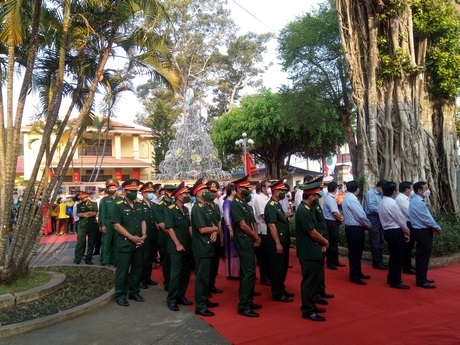 Lãnh đạo, đại diện các cơ quan, đoàn thể, ban ngành tỉnh và địa phương về dự lễ giỗ Tổ Hùng Vương.