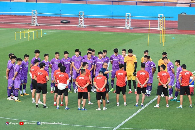 HLV Park Hang-seo và các học trò trên sân tập, chuẩn bị cho SEA Games 31. (Ảnh: VFF)