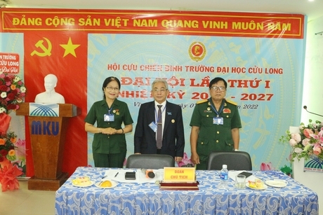 Ban chấp hành mới ra mắt đại hội.