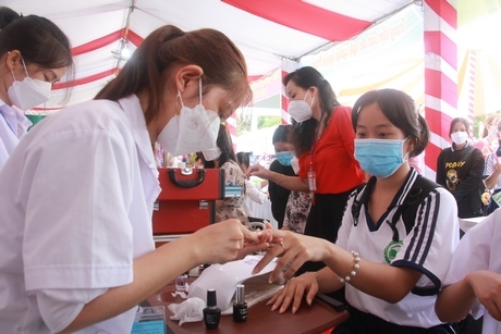 Người lao động, học sinh sinh viên trải nghiệm nghề nghiệp tại gian hàng cơ sở đào tạo, giáo dục nghề nghiệp.