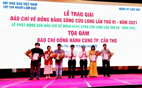 Các tác giả nhận giải nhất Giải Báo chí về ĐBSCL năm 2021.