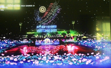 Lễ khai mạc SEA Games 31 đậm bản sắc lịch sử- văn hóa dân tộc, mà hiện đại, hoành tráng, lan tỏa tinh thần kết nối và cùng nhau tỏa sáng.  Ảnh chụp qua ti vi