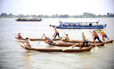 Đua ghe tam bản- nét văn hóa sông nước Cổ Chiên. Ảnh: TẤN PHONG