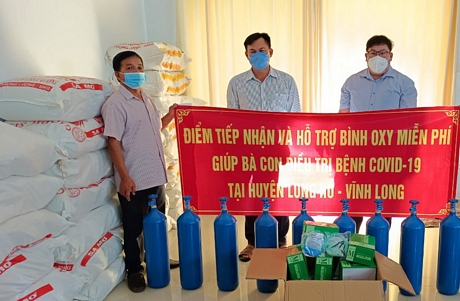Huyện Long Hồ tiếp nhận và hỗ trợ bình oxy miễn phí giúp người dân điều trị bệnh COVID-19.