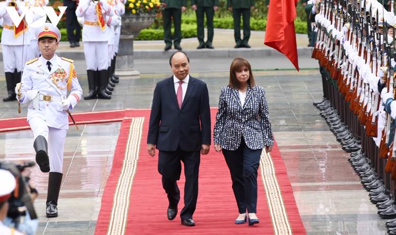 Dự kiến trong khuôn khổ chuyến thăm, Tổng thống Hy Lạp Katerina Sakellaropoulou sẽ chào xã giao Tổng Bí thư Nguyễn Phú Trọng; hội kiến Chủ tịch Quốc hội Vương Đình Huệ; dự Lễ ký kết văn kiện và gặp gỡ báo chí; tham quan Văn Miếu và dự một số sự kiện tại địa phương.