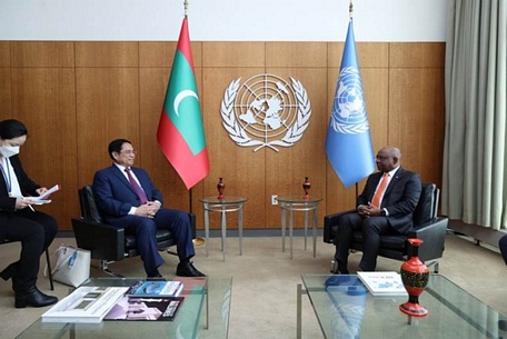  Tại cuộc gặp với Chủ tịch Đại Hội đồng LHQ Abdulla Shahid, Thủ tướng khẳng định Việt Nam rất coi trọng và ủng hộ vai trò trung tâm của LHQ trong quản trị toàn cầu, điều phối và dẫn dắt các nỗ lực đa phương, khởi xướng và đề xuất các giải pháp toàn cầu để ứng phó với các thách thức chung của cộng đồng quốc tế - Ảnh: VGP/Nhật Bắc