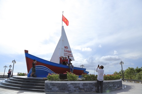 Biểu tượng con tàu vươn khơi thật vững vàng trên vùng biển mũi Cà Mau.