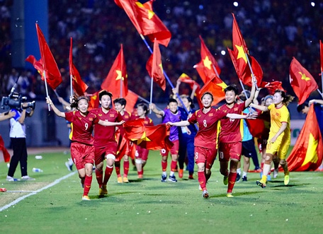 Chủ tịch nước Nguyễn Xuân Phúc, Chủ tịch Quốc hội Vương Đình Huệ chúc mừng chiến tích của đội tuyển nữ Việt Nam - Ảnh: NGUYỄN KHÁNH