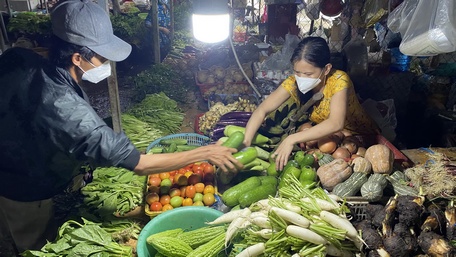 Một hộ sản xuất kinh doanh vay vốn tín dụng chính sách để sửa sang lại sạp hàng và bổ đồ rẫy buôn bán. 