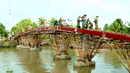 Cầu Phước Yên trong thời gian thi công đã huy động được rất nhiều người đến góp sức.
