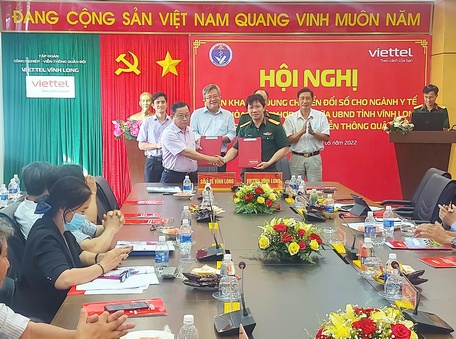 Lãnh đạo Viettel Vĩnh Long và Sở Y tế ký kết kế hoạch nội dung theo thoả thuận hợp tác giữa UBND tỉnh Vĩnh Long và Tập đoàn Công nghiệp Viễn thông Quân đội.