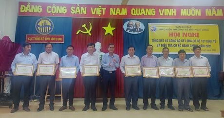 Phó Chủ tịch Thường trực UBND tỉnh Lê Quang Trung khen thưởng cho những tập thể, cá nhân xuất sắc trong thực hiện tổng điều tra.