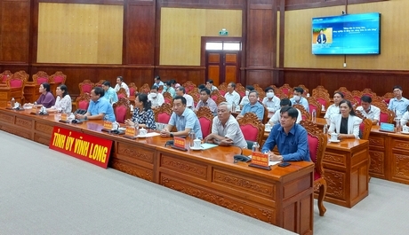 Các đại biểu tham dự tại điểm cầu Vĩnh Long.