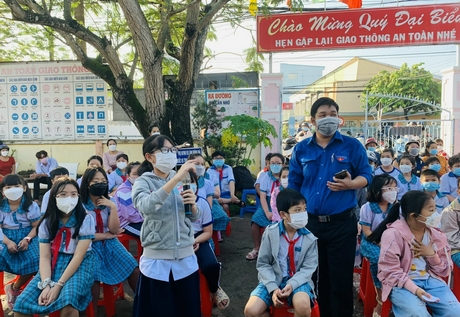 Các em tìm hiểu về những vấn đề liên quan đến quyền trẻ em thông qua hình thức trả lời nhanh có thưởng.