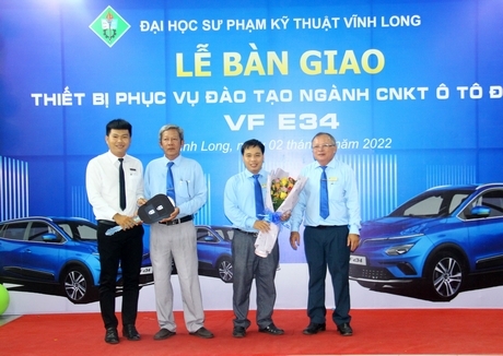 Nghi thức bàn giao xe điện VFe34.