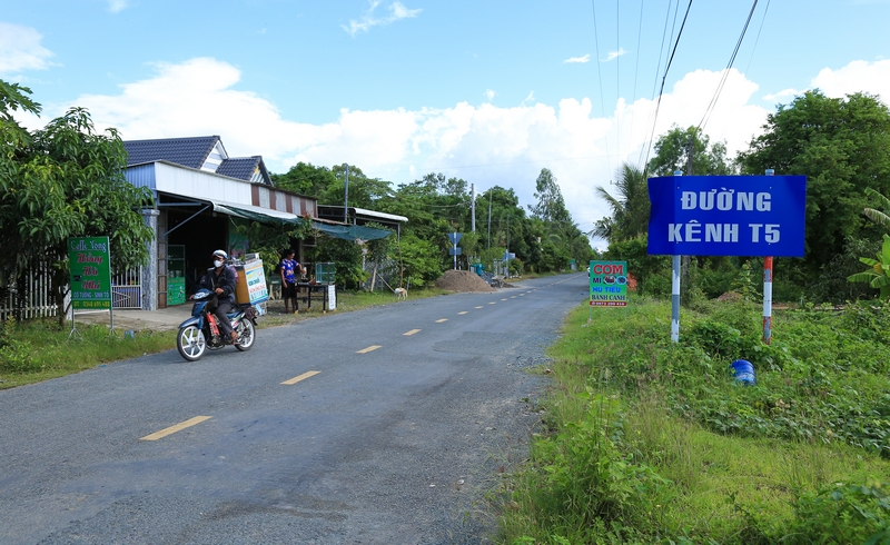 Bên cạnh là hệ thống đường bộ dọc tuyến kênh cũng được đầu tư, đời sống người dân sung túc hơn.