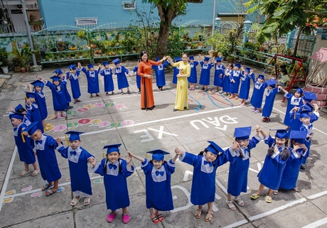 Trẻ em được dạy về tình yêu thương từ gia đình và nhà trường.