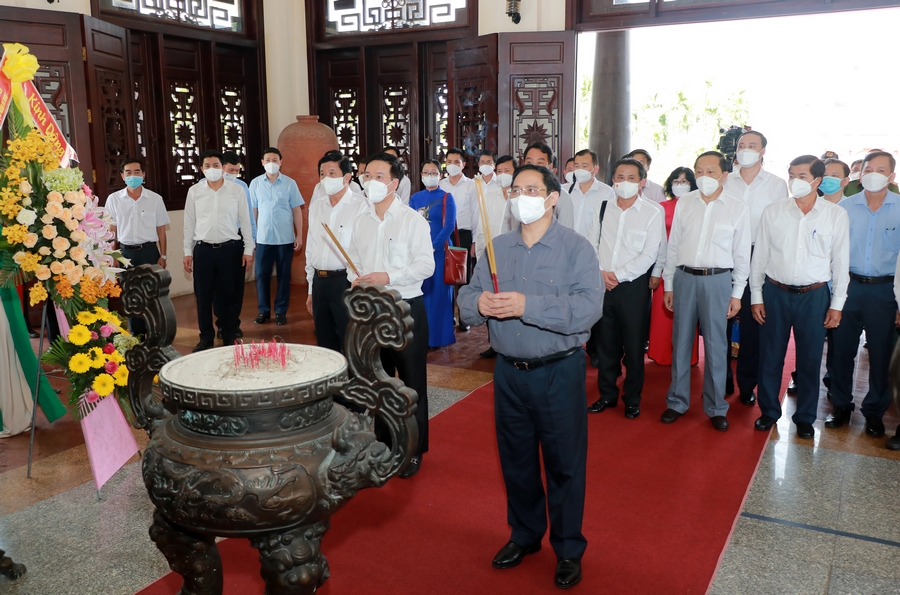 Thủ tướng Chính phủ Phạm Minh Chính và Thường trực Ban Bí thư Võ Văn Thưởng dâng hoa, dâng hương Chủ tịch HĐBT Phạm Hùng nhân chuyến công tác tại Vĩnh Long vào tháng 1/2022.