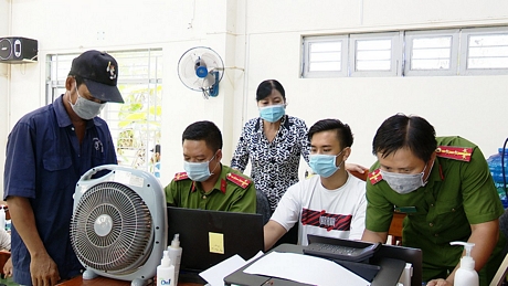 Lực lượng Công an tỉnh Vĩnh Long tận tụy, trách nhiệm trong công tác và phục vụ Nhân dân.