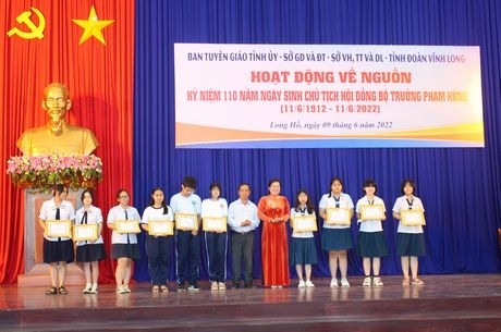 Ban tổ chức trao thưởng cho 10 em học sinh có bài viết cảm tưởng hay về kỷ niệm 290 năm Long Hồ Dinh.