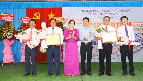 Bà Trương Thanh Nhuận- Giám đốc Sở GD- ĐT trao bằng công nhận đạt chuẩn quốc gia mức độ 1 cho Ban Giám hiệu Trường THPT Phạm Hùng