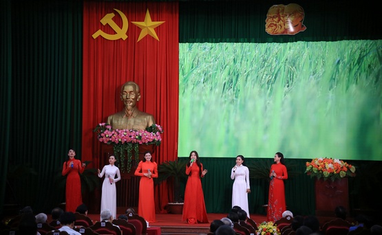Văn nghệ chào mừng.