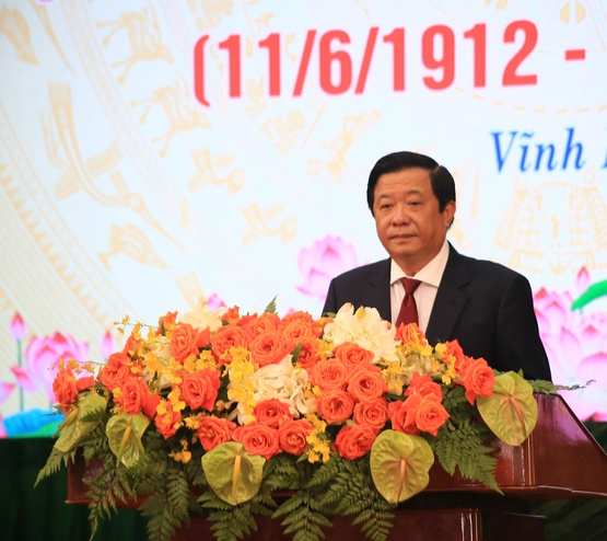 Bí thư Tỉnh ủy- Bùi Văn Nghiêm đọc diễn văn ôn lại cuộc đời và sự nghiệp hoạt động cách mạng vô cùng phong phú của đồng chí Phạm Hùng.