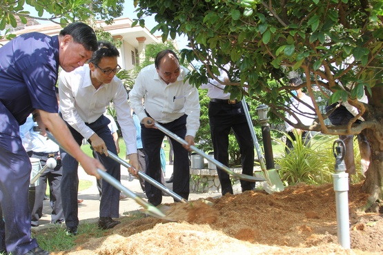 Lãnh đạo Đảng và Nhà nước trồng cây tưởng niệm trong khuôn viên khu lưu niệm.