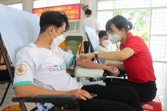 Hơn 100 cán bộ, giảng viên và đoàn viên thanh niên Trường CĐ Vĩnh Long đăng ký hiến máu.