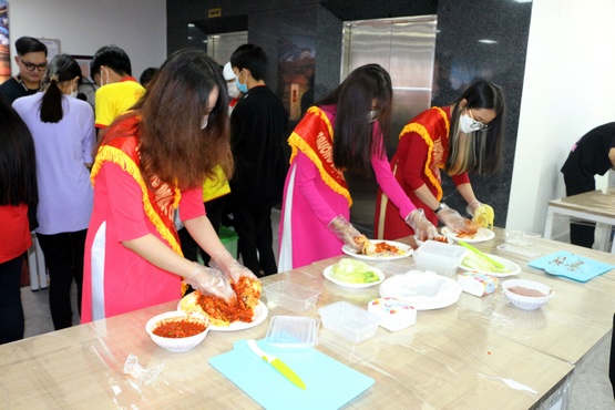 Sinh viên tập làm món kim Chi Hàn Quốc.