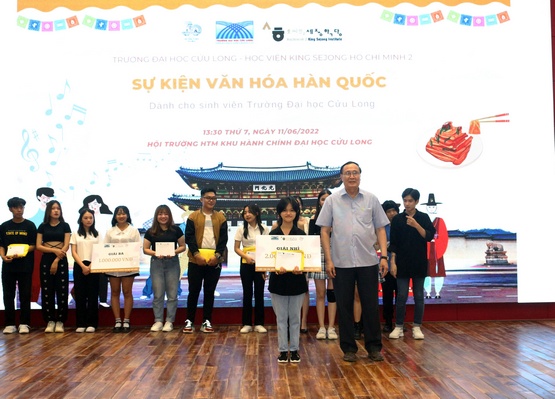 TS. Nguyễn Thanh Dũng- Phó Hiệu trưởng Trường ĐH Cửu Long trao thưởng cho các tiết mục đạt giải.