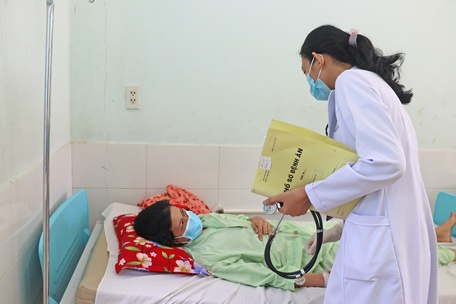 Khi trẻ hoặc người lớn sốt đến ngày thứ 2, uống thuốc hạ sốt mà không hạ, cần đến ngay cơ sở y tế để được khám và điều trị kịp thời.