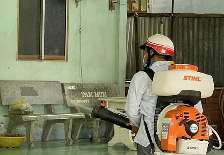 Phun hóa chất nhiều nơi diệt muỗi, ngăn sốt xuất huyết.