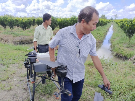 Chuẩn bị máy phun thuốc.