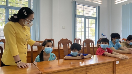 Lãnh đạo UBND tỉnh thăm và tặng quà cho trẻ em ở Trung tâm Công tác xã hội dịp Tết Nguyên đán năm 2022.