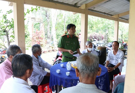       Công an tỉnh Vĩnh Long tuyên truyền đến người dân việc bảo vệ thông tin cá nhân trên thẻ căn cước công dân.