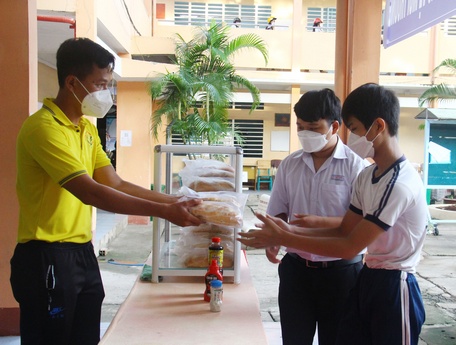 Những suất ăn sáng ấm tình thầy trò Trường THCS- THPT Trưng Vương.