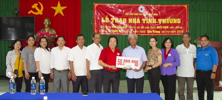 Trao tiền xây nhà cho hộ ông Trần Văn Bảy