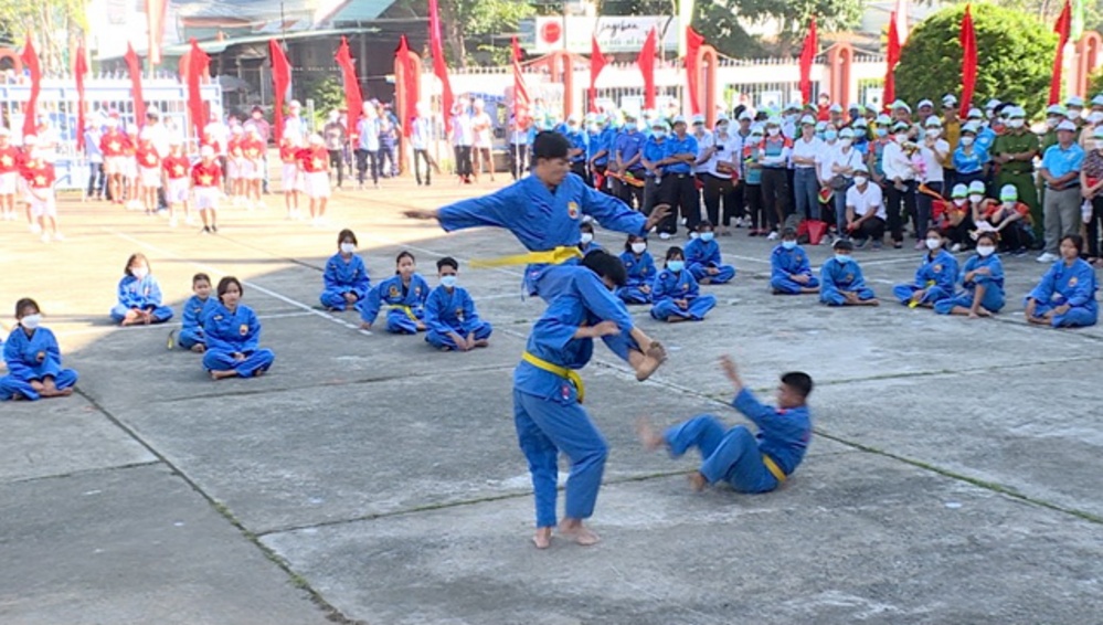 Màn đồng diễn nghệ thuật của CLB võ thuật.