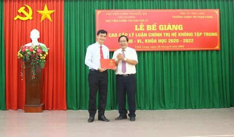 Học viên nhận bằng tốt nghiệp.