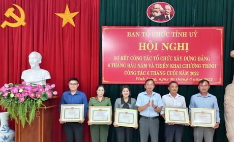 Đồng chí Nguyễn Hiếu Nghĩa- Ủy viên Thường vụ Tỉnh ủy, Trưởng Ban Tổ chức Tỉnh ủy tặng giấy khen cho 5 cá nhân có thành tích trong công tác tổ chức xây dựng Đảng năm 2021.