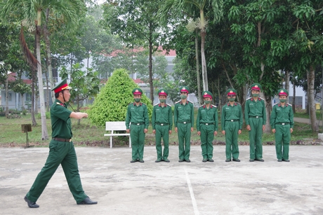 Huấn luyện điều lệnh cho chiến sĩ mới.