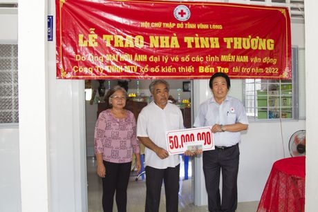 Ông Mai Hữu Ánh- đại diện nhà tài trợ Công ty TNHH MTV Xổ số kiến thiết Bến Tre trao số tiền xây nhà cho hộ bà Đặng Thị Bé Tư.