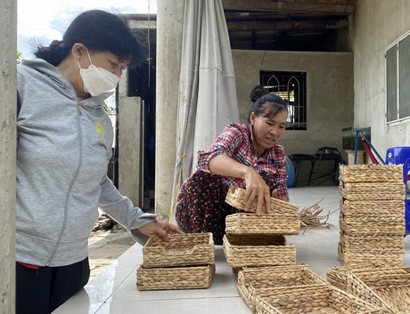 Bên cạnh chăn nuôi, anh chị còn tăng thu nhập gia đình bằng gia công đan đát.