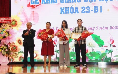 Khen thưởng cho tân sinh viên thủ khoa.