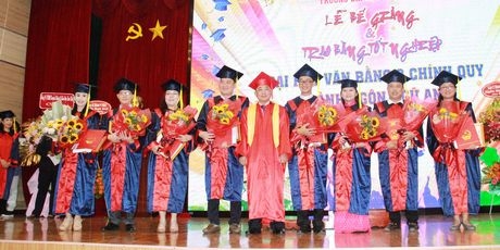 Khen thưởng cho tân cử nhân có thành tích cao trong khóa học.